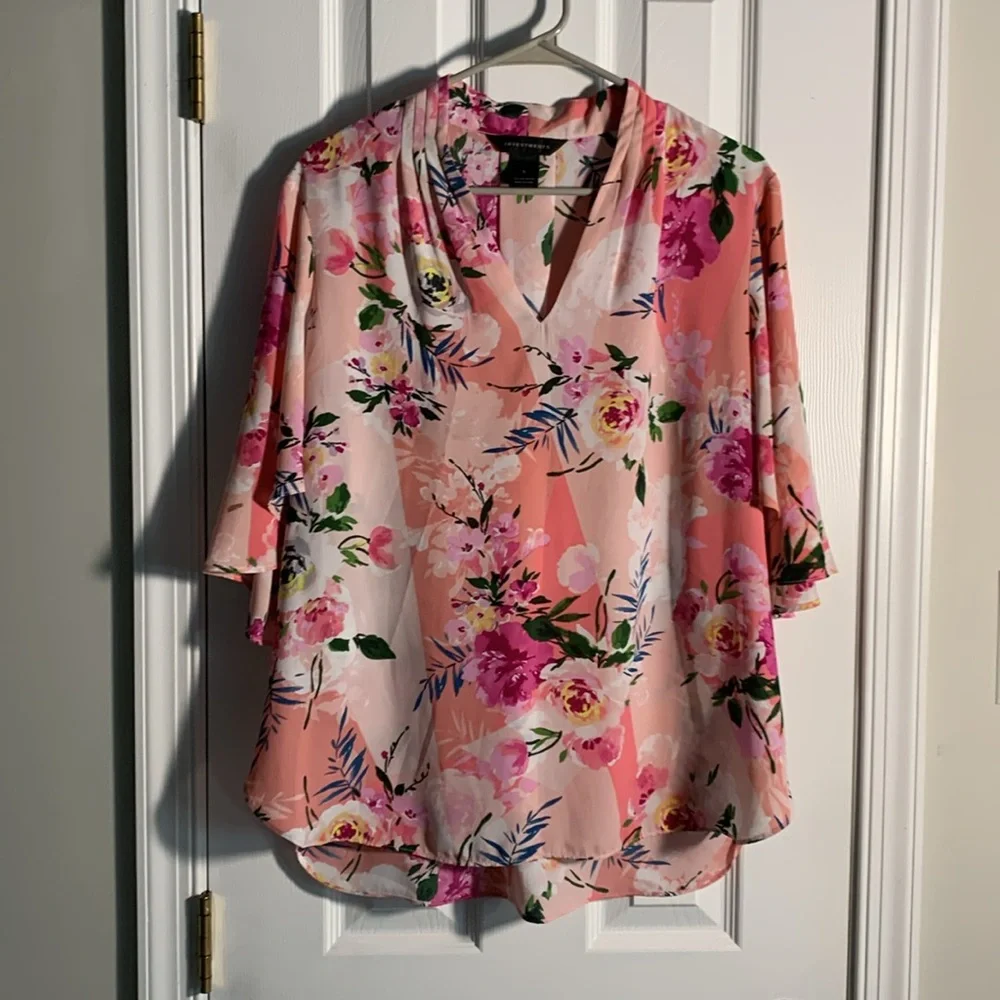 INVESTMENTS Short Flowy Sleeve V-Neck Blouse.  Size: Large